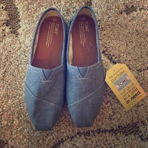 Woman’s sz 7 Tom’s